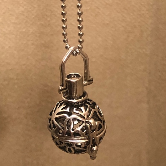 Jewelry - Lava stone diffuser necklace 💐